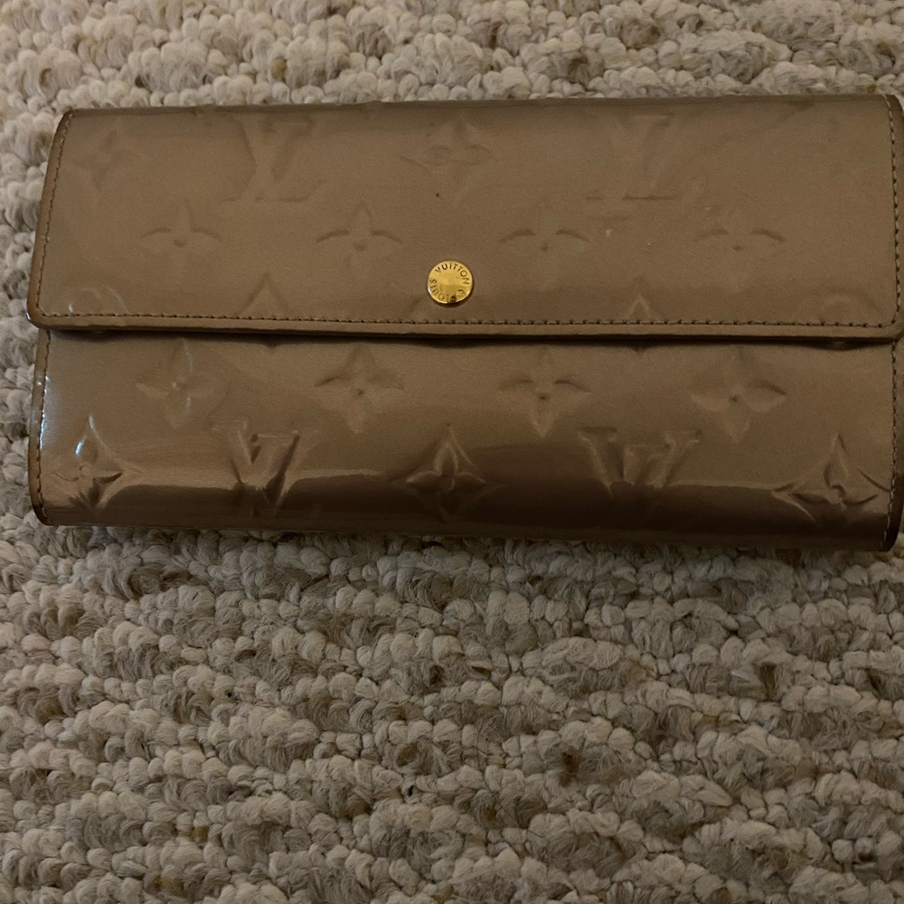 Louis Vuitton Sarah Wallet in Vernis Monogram - Picture 2 of 11